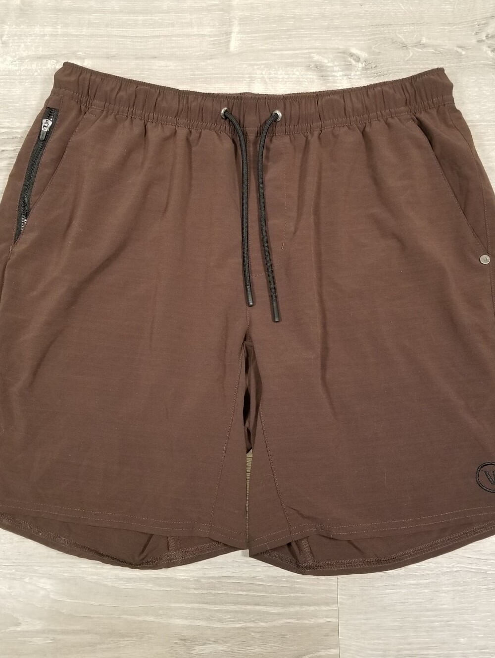 Vuori Elevate Kore Short Mens Medium Brown Burgundy Athletic Stretch Performance
